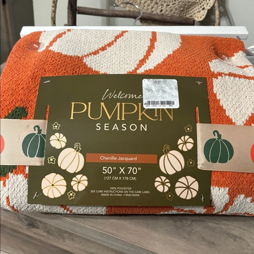 NWT WELCOME PUMPKIN SEASON ORANGE PUMPKIN CHENILLE JACQUARD 50X70 THROW BLANKET
